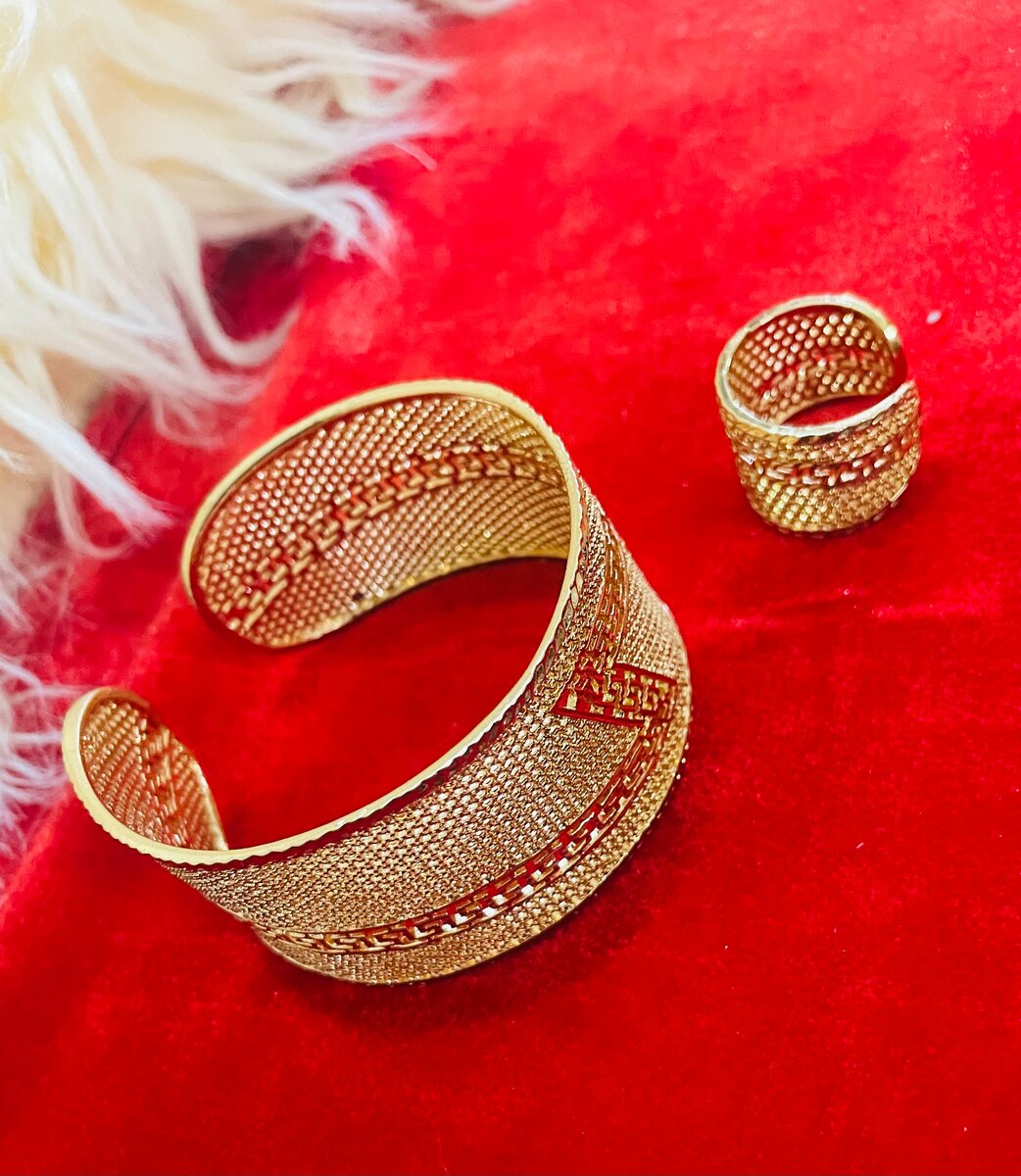 Bracelet et Bague Dorés Élégants