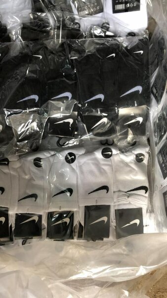 Chaussettes sport noires et blanches