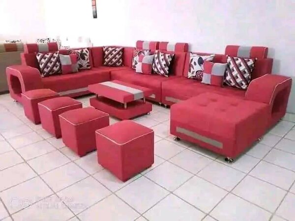 Ensemble canapé rouge et poufs modernes