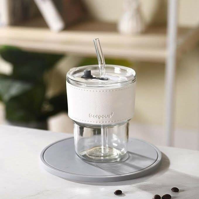 Gobelet en verre avec paille