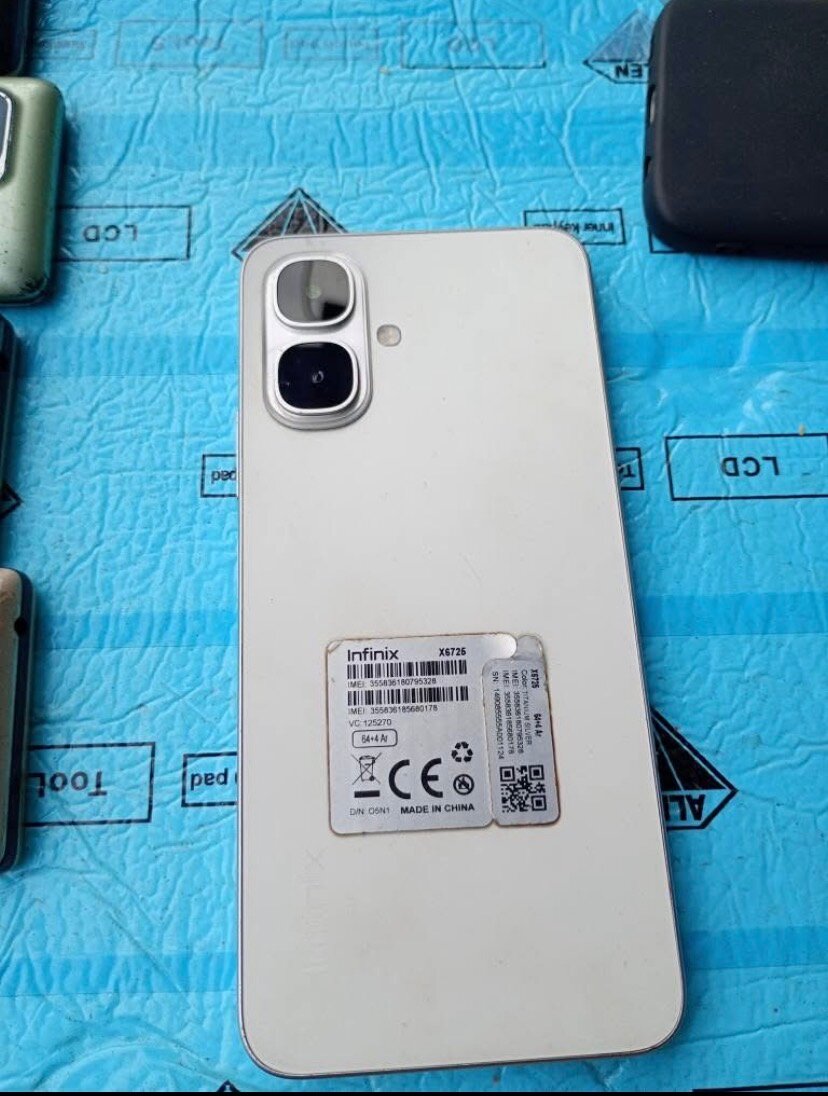 Téléphone portable Infinix blanc