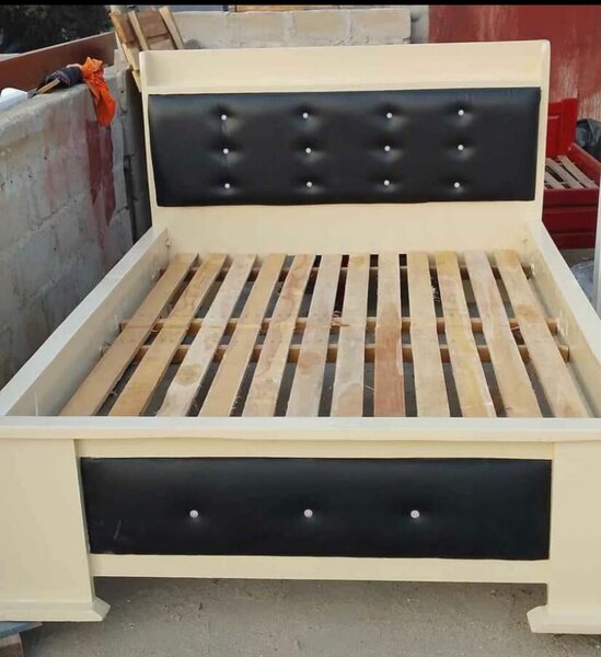 Lit moderne avec tête rembourrée