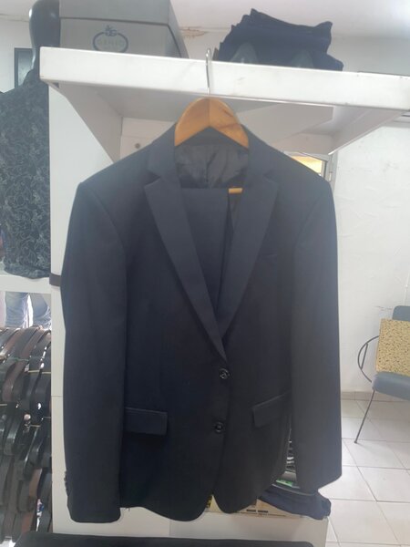 Costume élégant noir homme