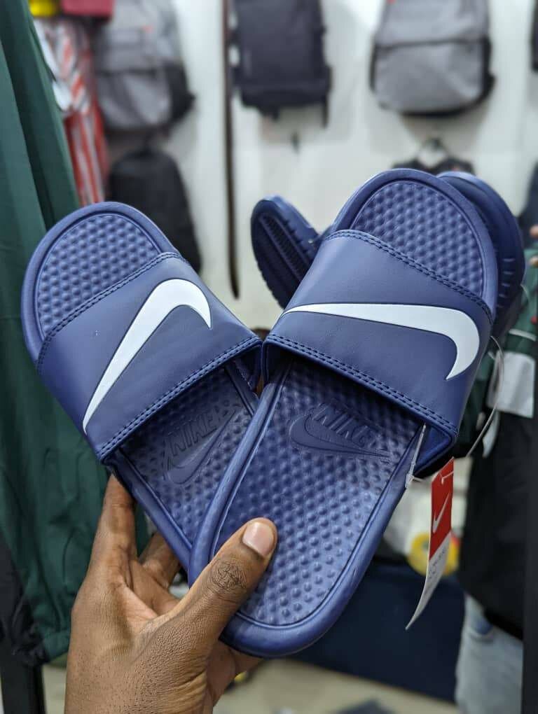 NIKE SLIDES