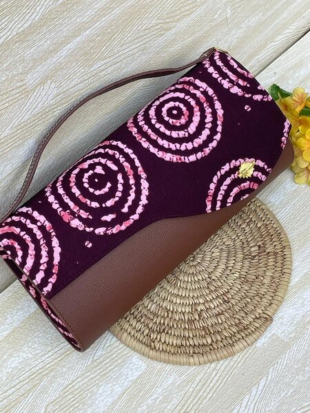 Pochette en cuir brodé