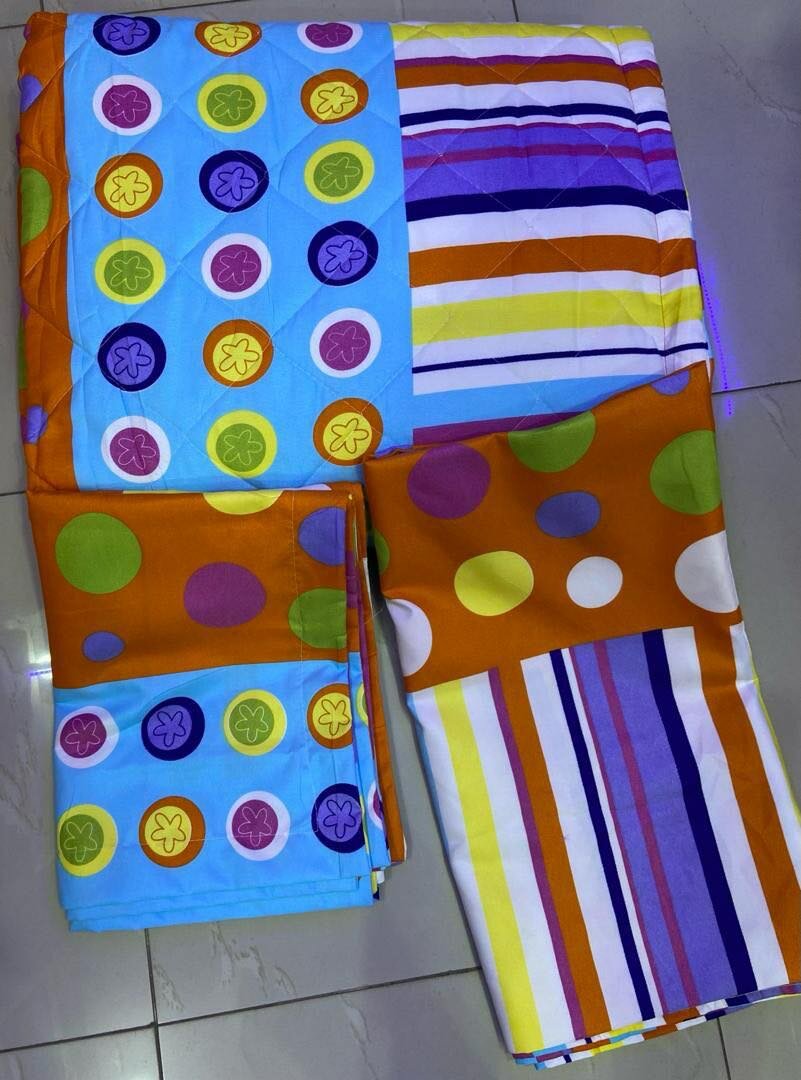 Bedding Sets (1 Bedsheet, 4 pillowcases and 1 Comforter)