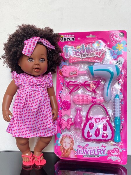 Poupée avec accessoires 48cm