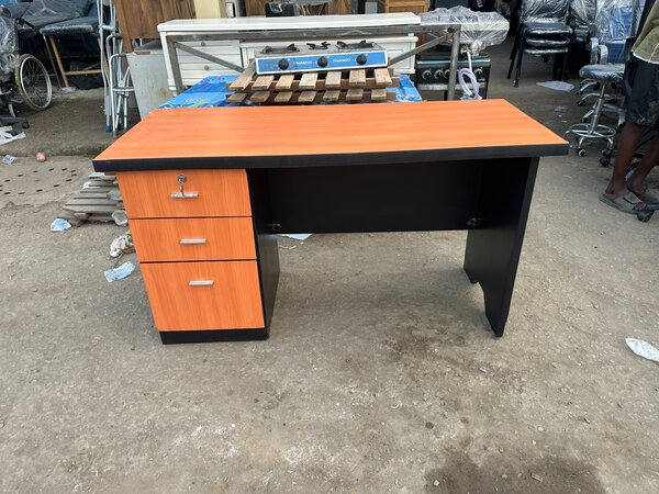 Bureau en bois avec tiroirs