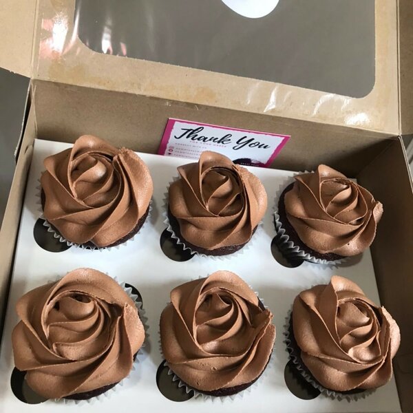 Chocolate cupcakes (6)