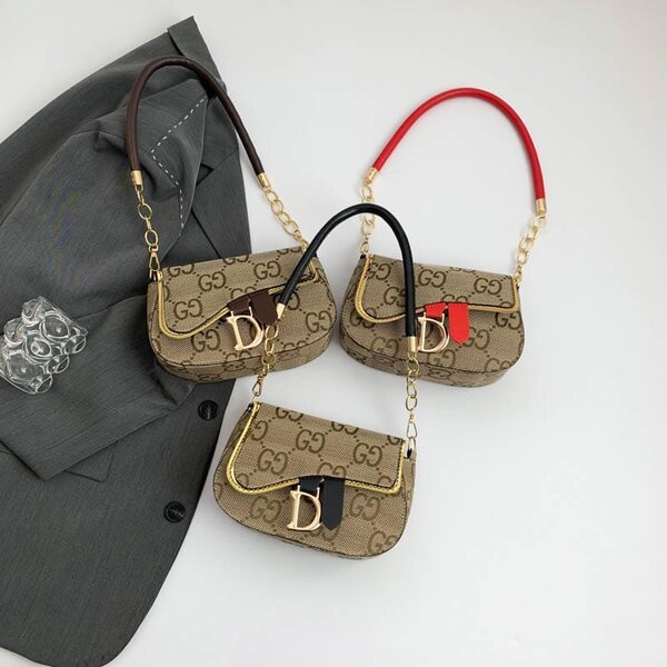 Sac à main en cuir + chapeau