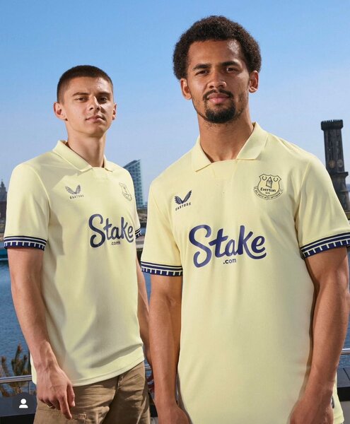 Maillot de football jaune élégant