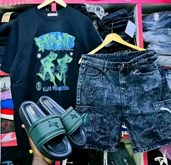 Ensemble homme: T-shirt, shorts et sandales