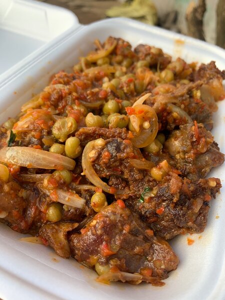 Porc grillé retenir au pois