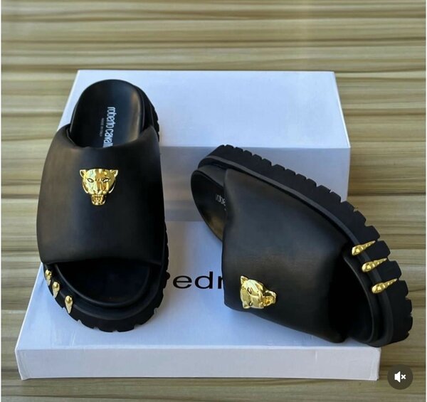 Sandales noires avec tête de lion