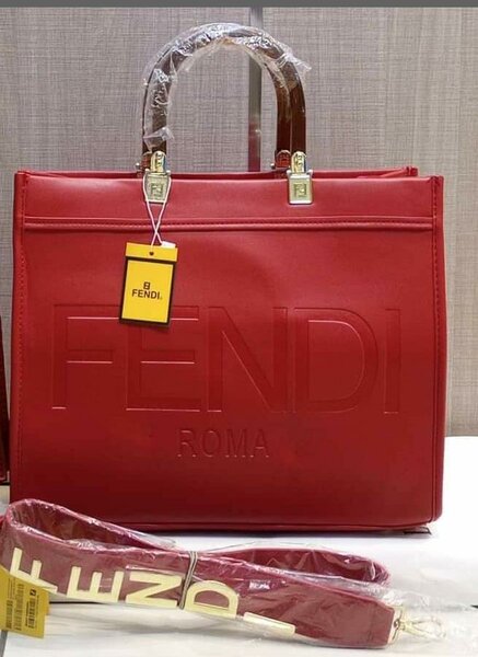 Sac à main Fendi rouge élégant