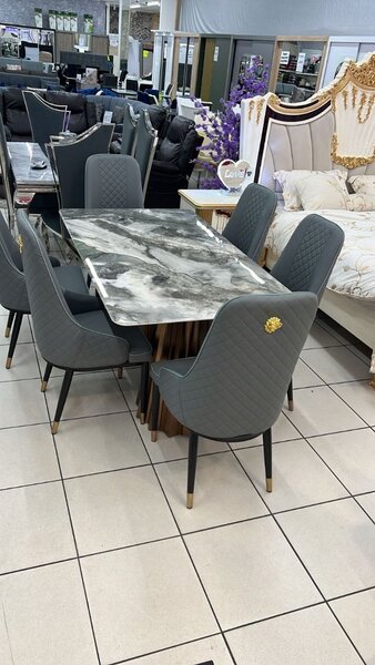 Chaise de salle à manger grise élégante