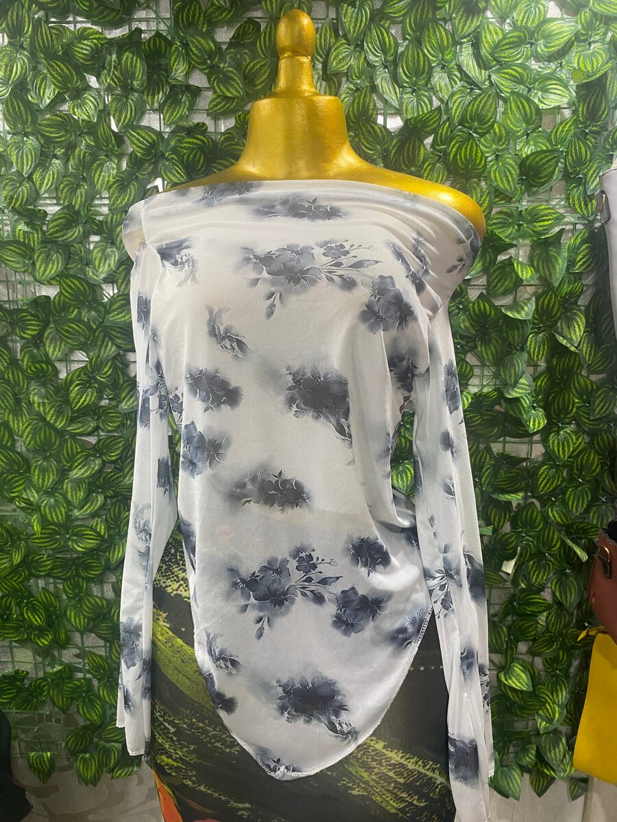 Haut asymétrique à fleurs