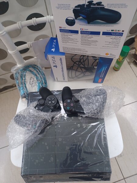 Ps4+2manettes 3 jeux 1TB