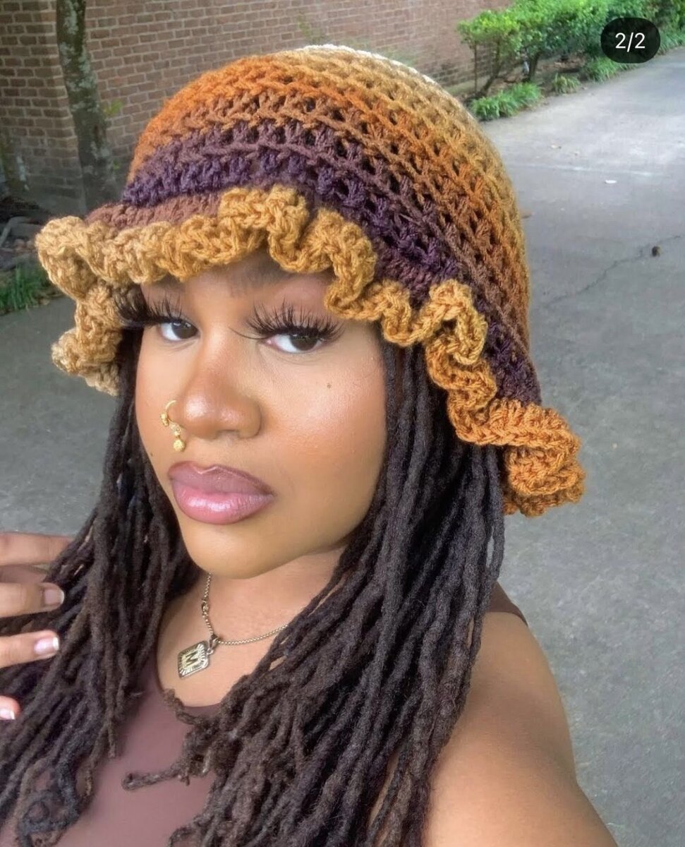 Chapeau en crochet coloré