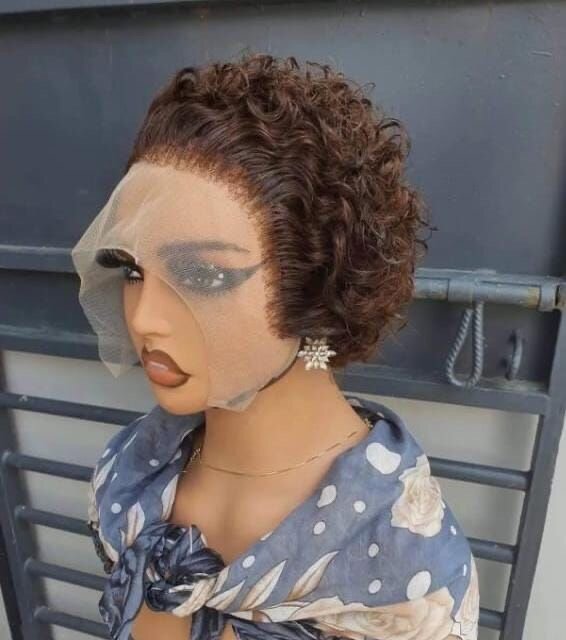 Perruque bouclée en dentelle