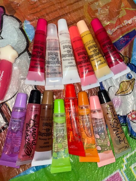 Lot de baumes à lèvres brillants