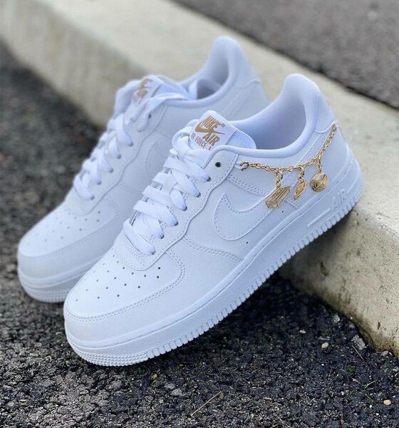 Nike Air Force 1 blanches avec chaîne dorée