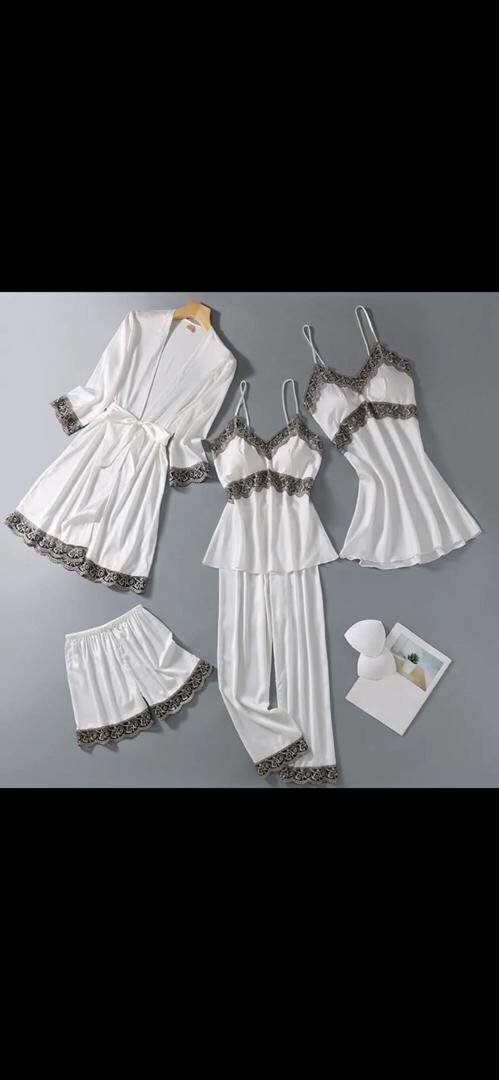 Pyjama féminin en satin élégant