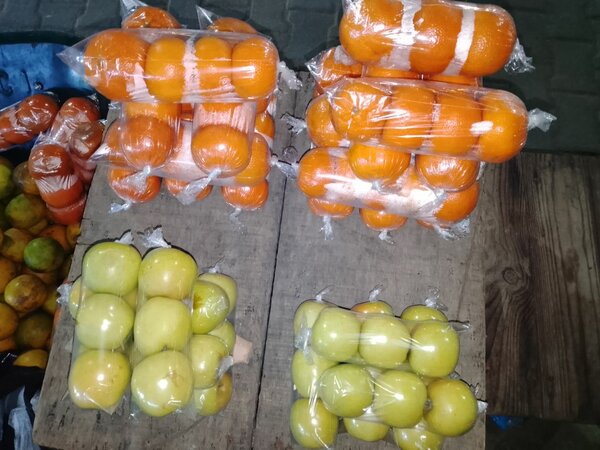 Pommes et oranges en sachets