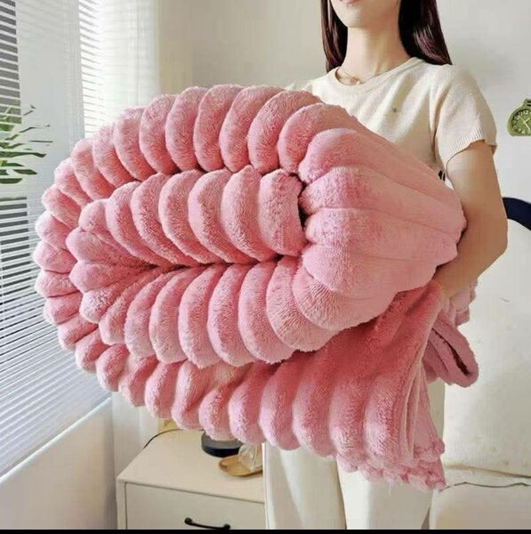 Serviette rose en forme de coquillage