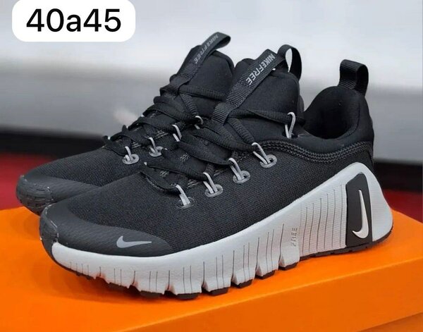 Baskets de sport noires Nike