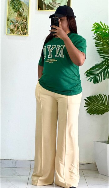 T-shirt et pantalon gros bas