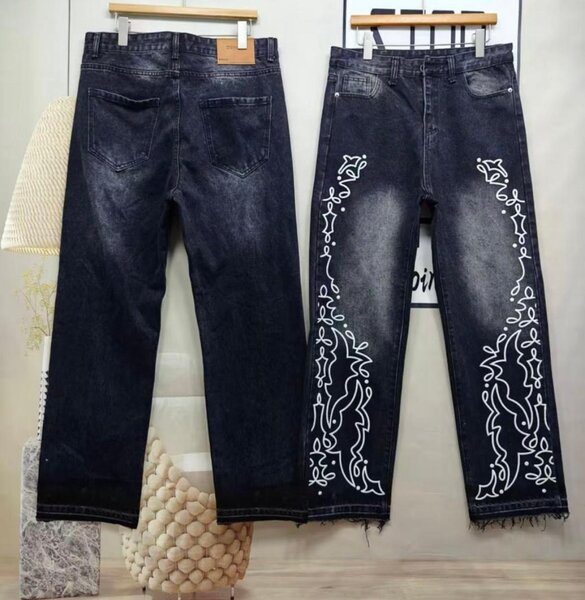 Jeans noirs brodés tendance