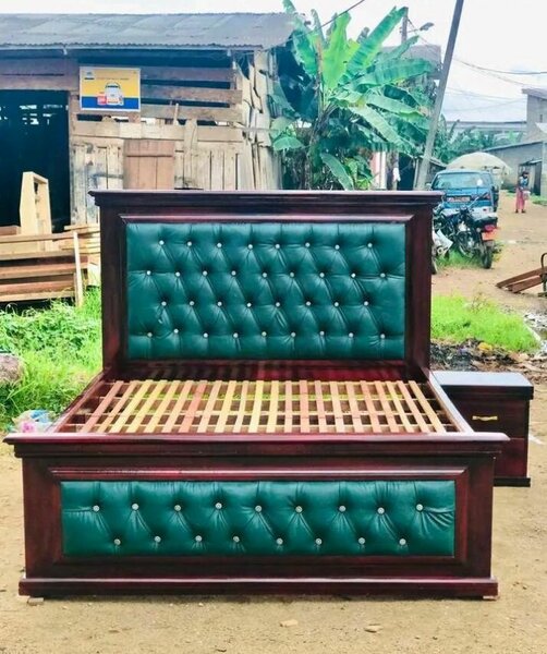 Lit en bois avec tête de lit capitonnée