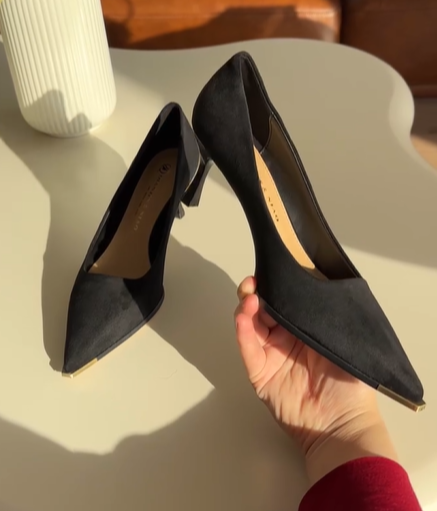 Замшевые лодочки с золотистым носиком черные