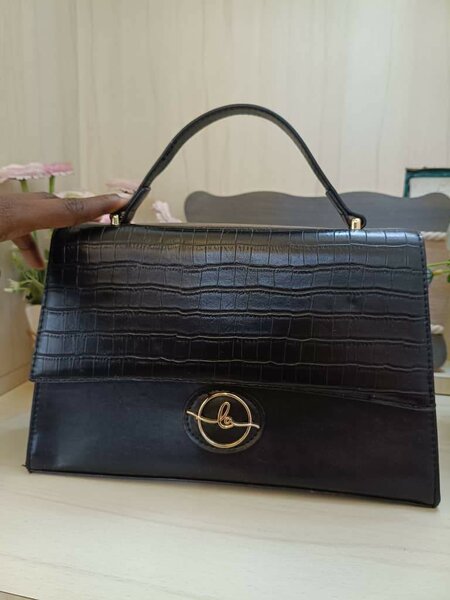 Sac à main élégant en simili