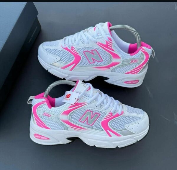 Chaussures de sport blanches rose