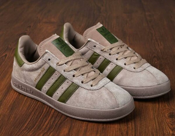 Sneakers en daim vert et beige