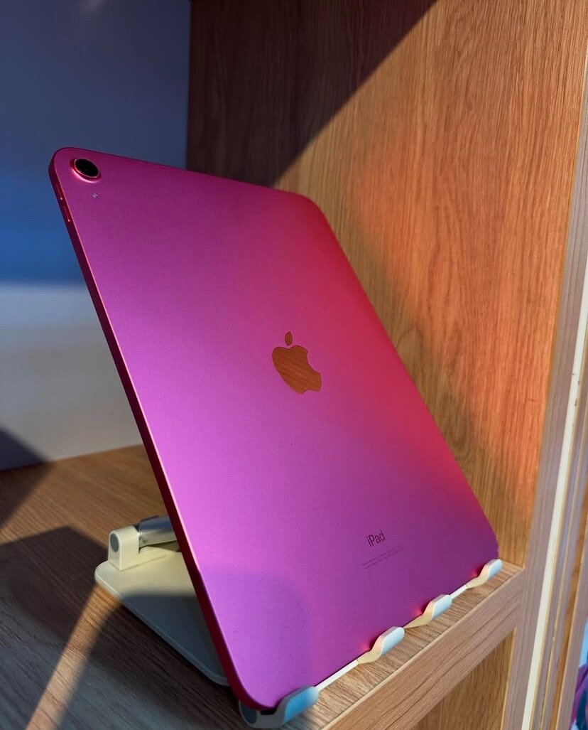 Apple iPad 10th Gen 64 WiFi slightly used without scratches
