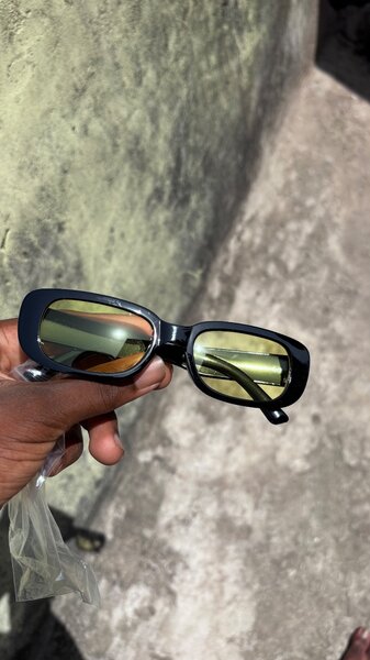 Lunette à fond jaune