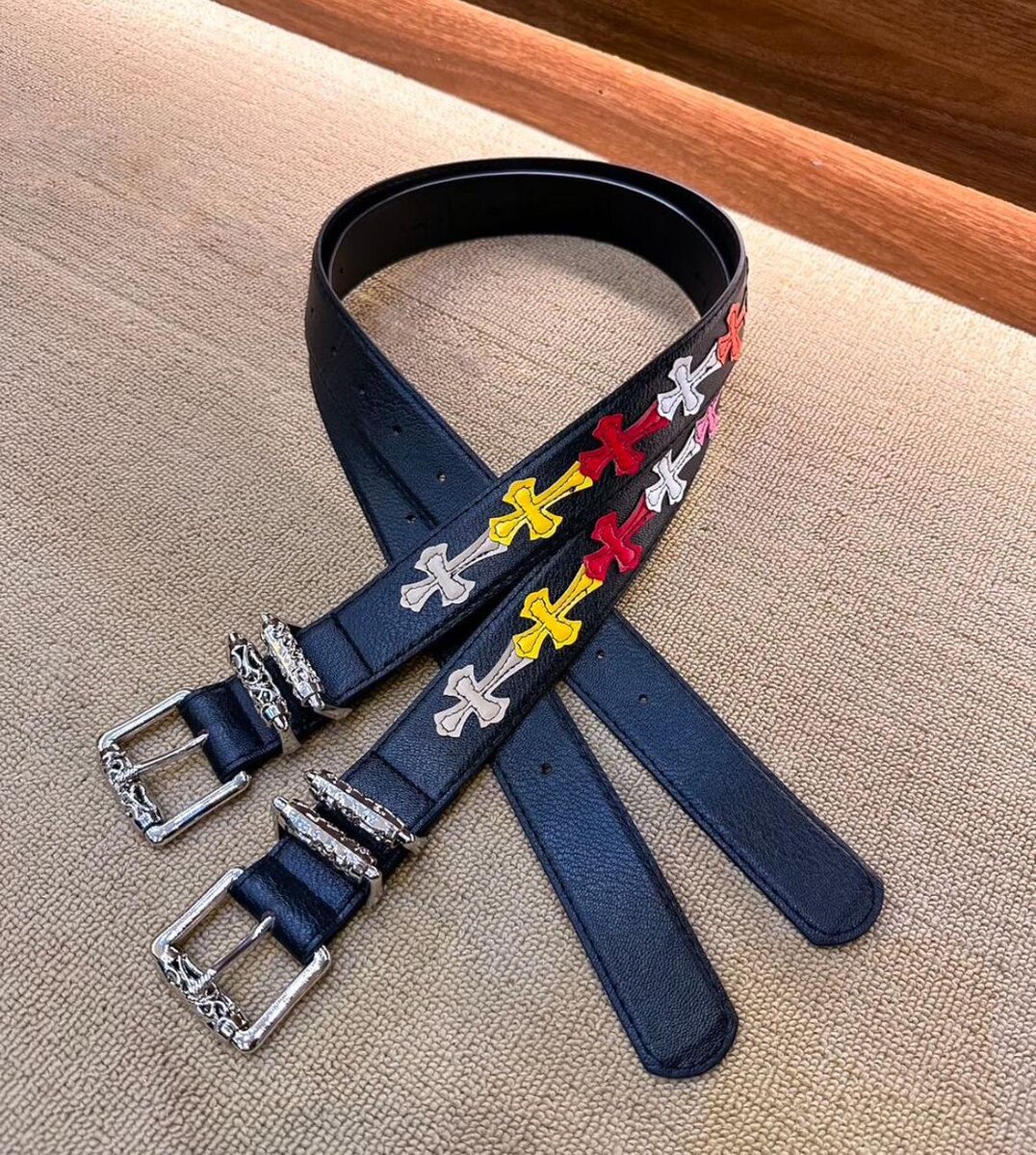 Ceinture en cuir avec broderie colorée