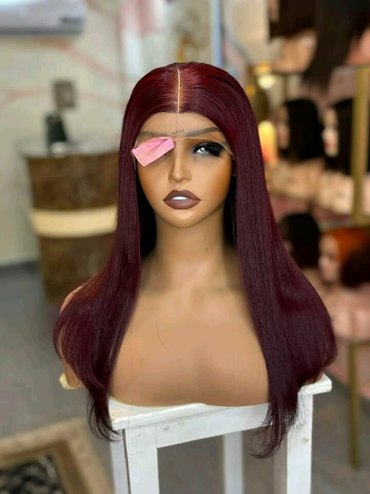 Perruque longue bordeaux élégante