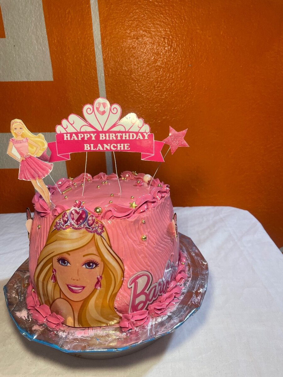 Gâteau d'anniversaire Barbie rose