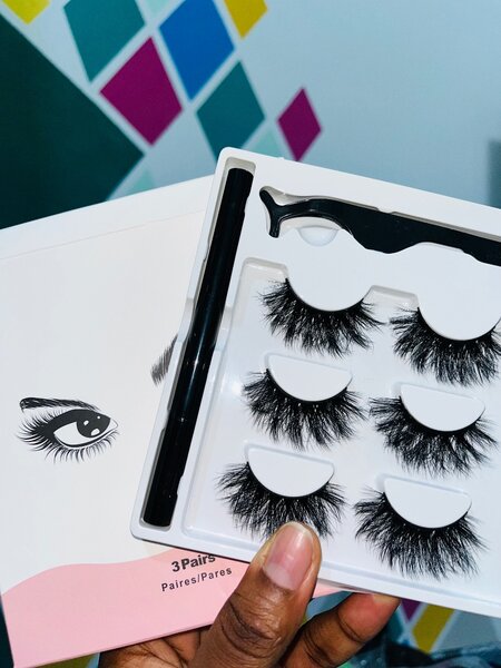 Faux cils avec colle dorigine