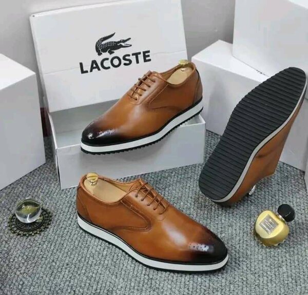 Chaussures de ville Lacoste en cuir marron