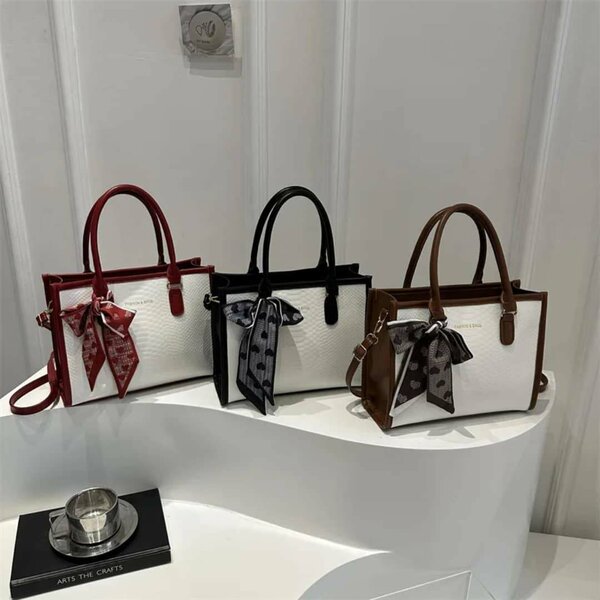 Sac à main élégant avec foulard