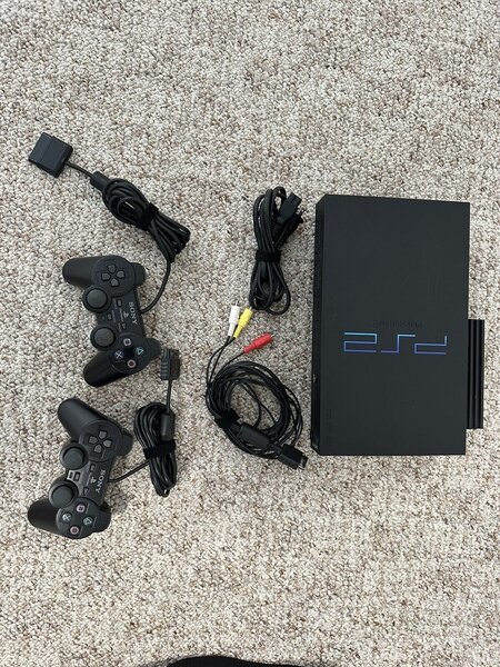 Console PlayStation 2 avec manettes et câbles