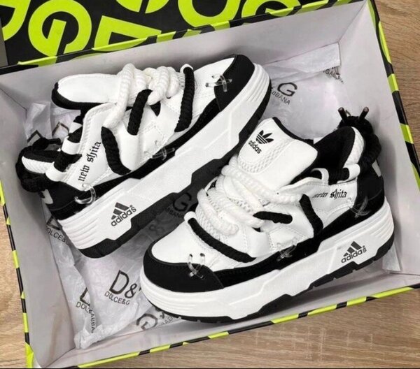 Chaussures Adidas blanches et noires