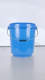 Seau en plastique bleu robuste