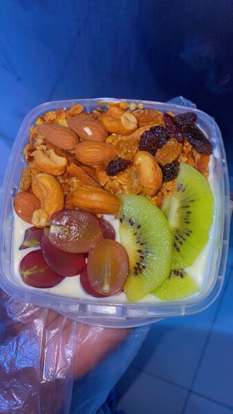 Parfait aux fruits et noix