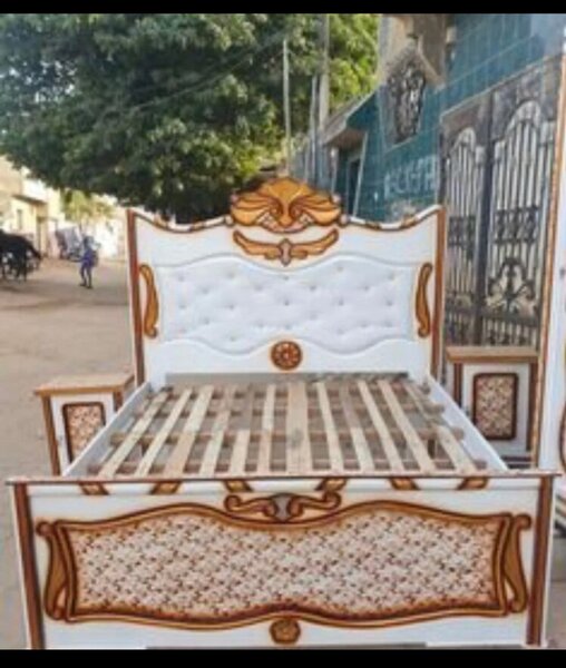 Lit en bois sculpté élégant